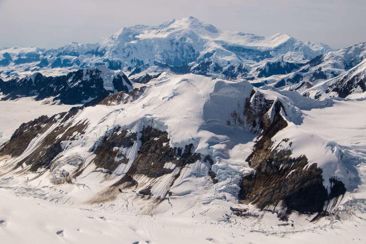 Der Mount Logan ist der König des Kluane Nationalpark and Reserve. Er ist mit 5959 Metern Höhe der höchste Berg Kanadas und der zweithöchste des nordamerikanischen Kontinents. Der Mount Logan zählt zu den Seven Second Summits. Foto roussien / Deposit