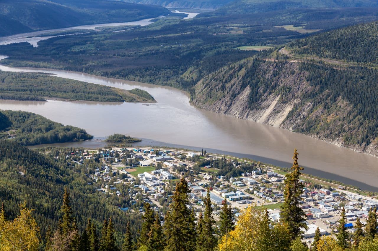 Ein Blick auf die historische Goldgräberstadt Dawson City am Zusammenfluss von Klondike und Yukon River. Foto edb3_16 / Deposit