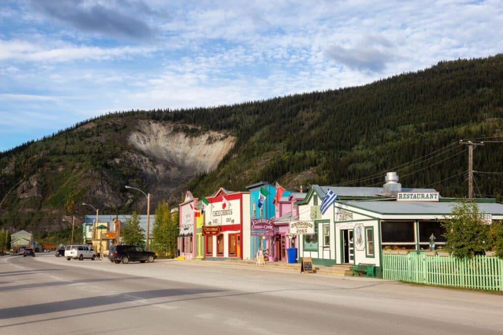 Blick auf einen Straßenzug in Dawson City mit liebevoll restaurierten Gebäuden aus der Zeit des Klondike Goldrausch. Foto edb3_16 / Deposit