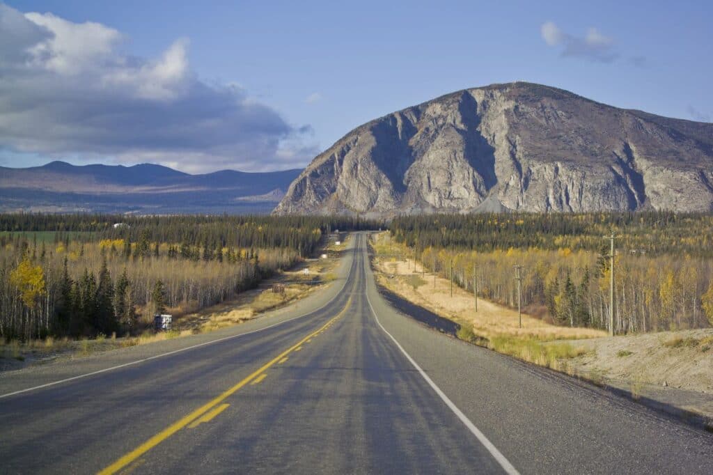 Blick vom Alaska Highway auf die Bergwelt vor Haines Junction. Der Ort am Abzweig der Haines Road vom Alaska Highway ist der wichtigste Zugang zum Kluane Nationalpark and Reserve. Foto TReinhard / Deposit