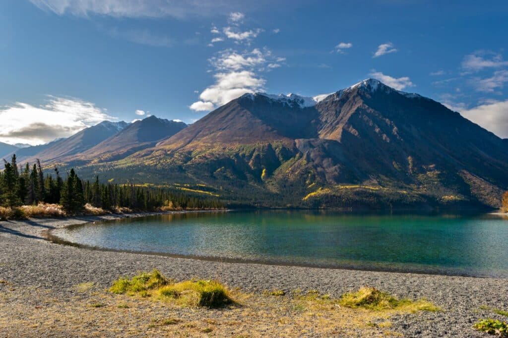 Der 1990 Meter hohe King's Throne liegt oberhalb des Kathleen Lake in der Dalton Range der Saint Elias Mountains im Kluane National Park. Fo