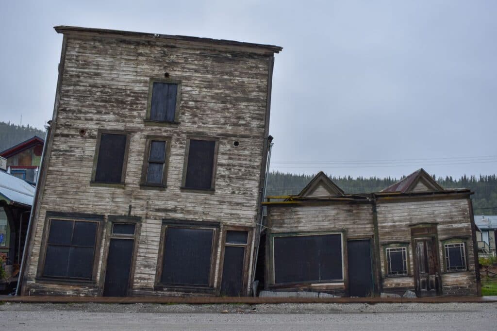 Manch ein Gebäude in Dawson City ist durch das Auftauen des Permafrostbodens abgesackt. Foto Barbora.Martinakova / Deposit