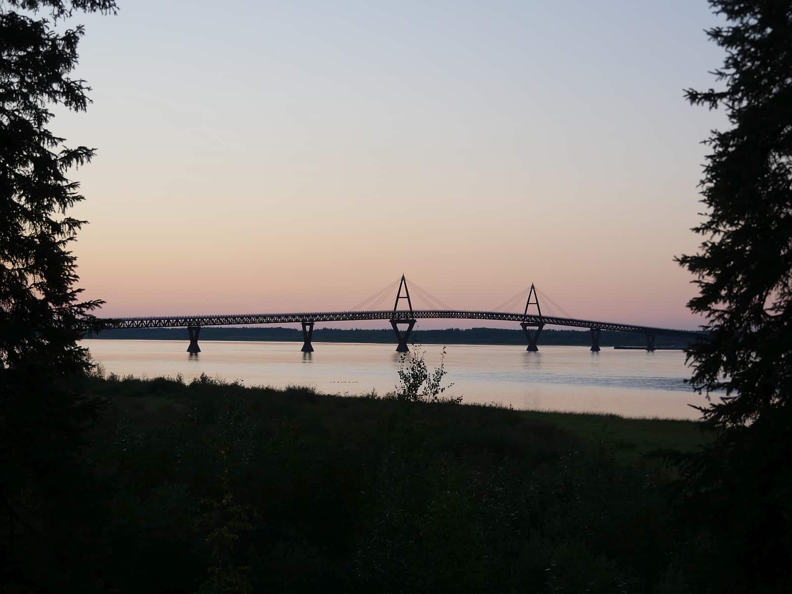 Die 2012 eröffnete Deh Cho Bridge über den Mackenzie River bei Fort Providence, NWT. Foto Alfred Pradel