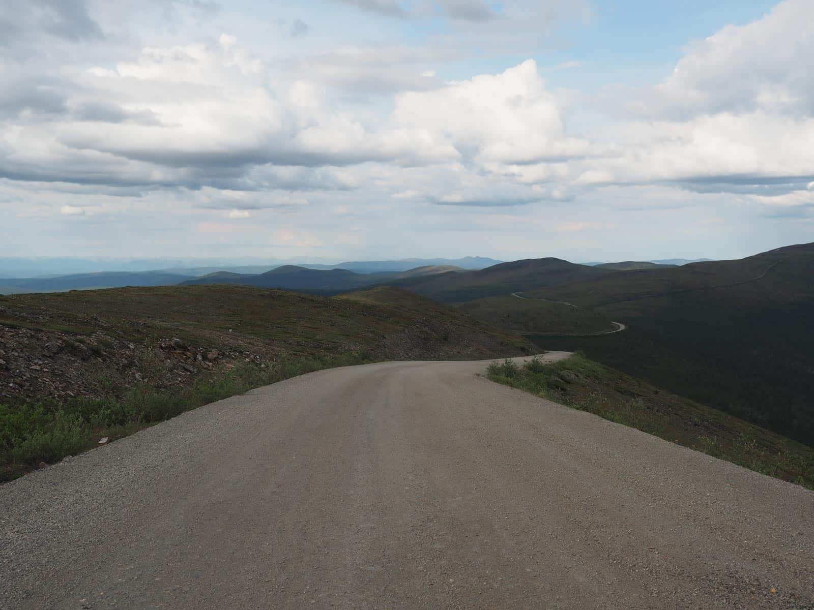 Der Top Of The World Highway im Yukon ist keine einfach zu befahrende Straße. Aber die Aussicht auf traumhaften Landschaften entschädigt für die Fahrt auf der Gravel Road. Foto Tobias Barth