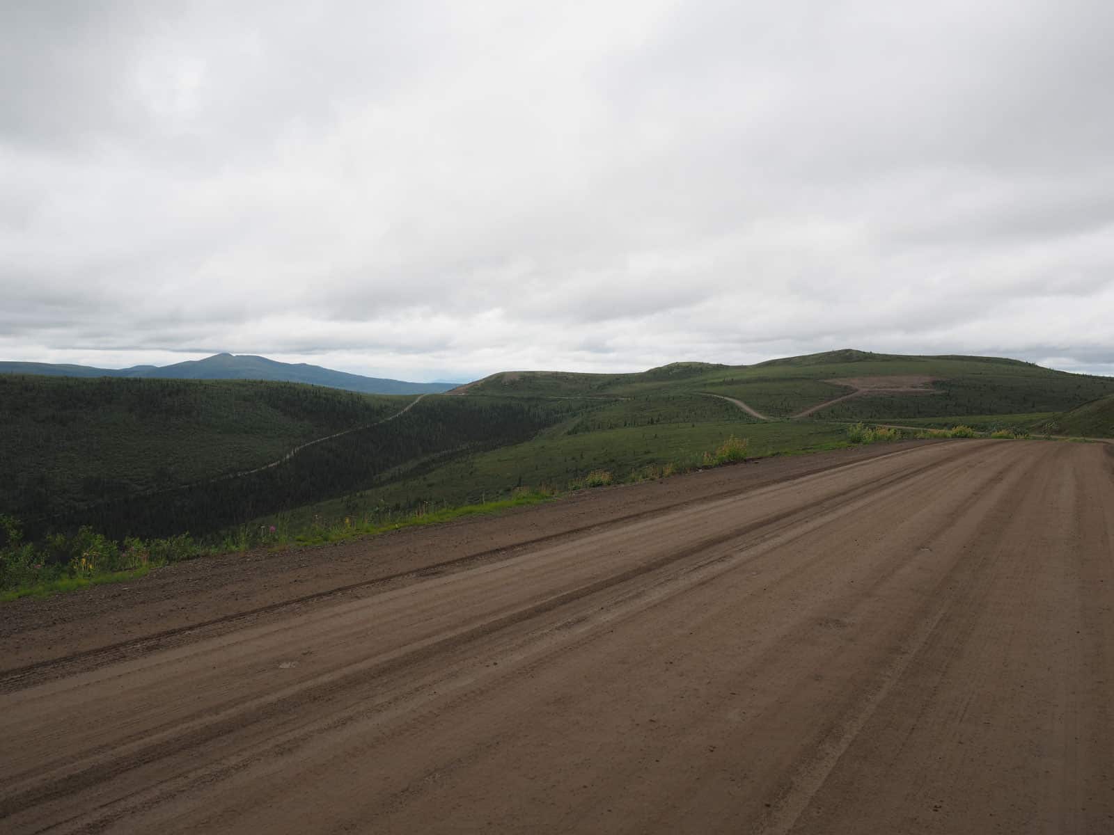 Lange Zeit die einzige Straßenverbindung von und nach Dawson City, der Top Of The World Highway im Yukon. Foto Tobias Barth