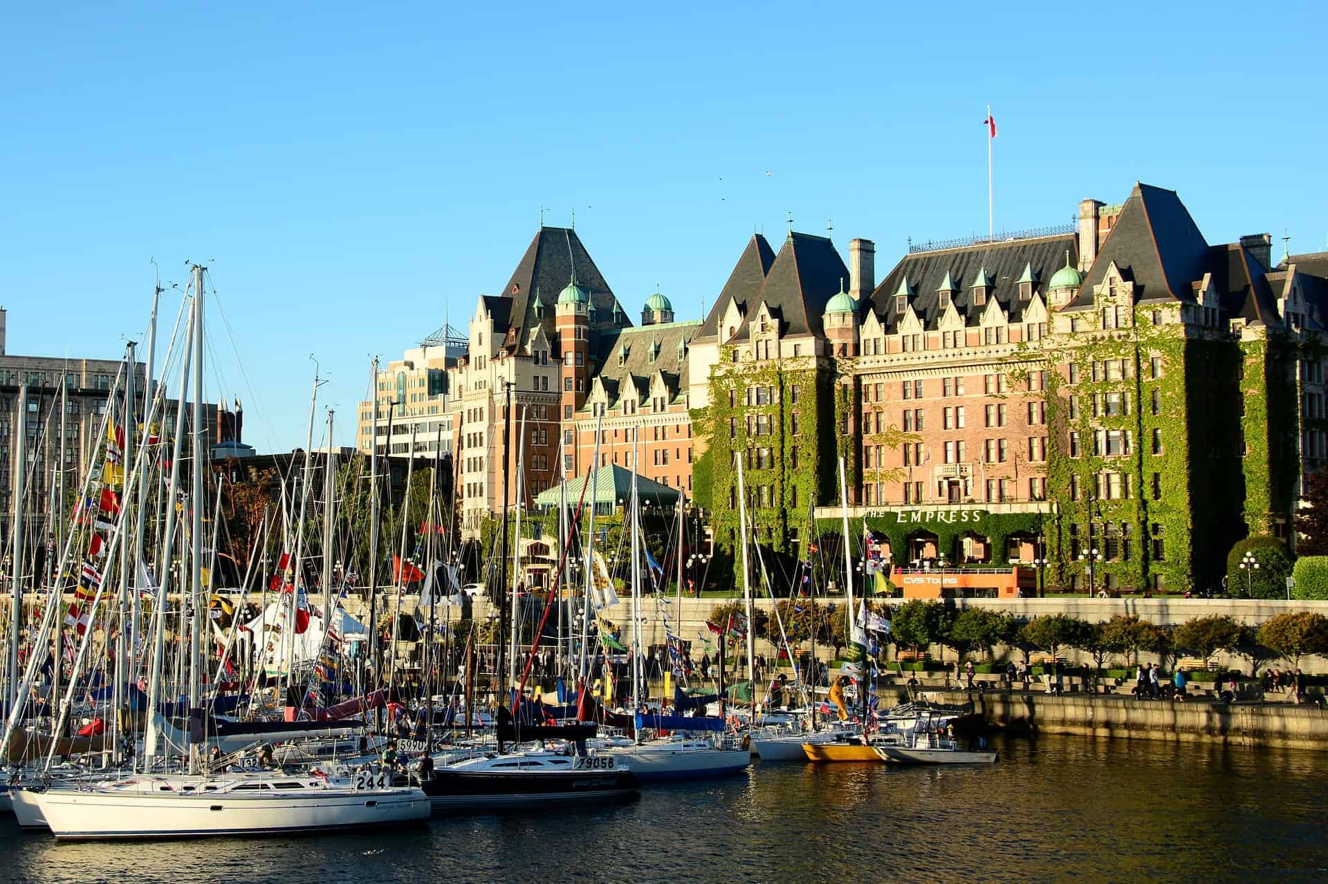 Victoria Downtown mit dem Inner Harbour mit Blick auf das Empress Hotel.