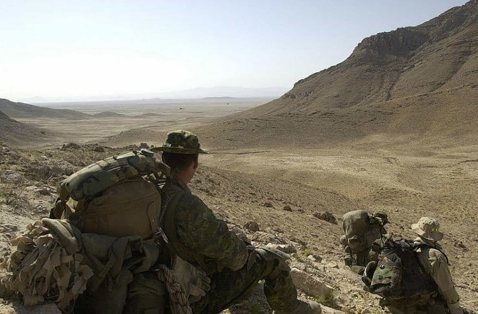 Kanadische Soldaten beteiligen sich an Auslandsmissionen wie hier in Afghanistan im Rahmen der Operation Cherokee Sky, die im Juli 2002 stattfand - U.S. Army photo by Staff Sgt. Robert Hyatt - Public Domain