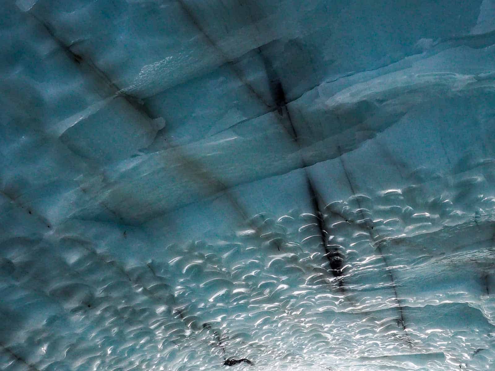 Schön zeigt sich die Struktur des Eises in der Ice Cave. Foto Faszination Kanada
