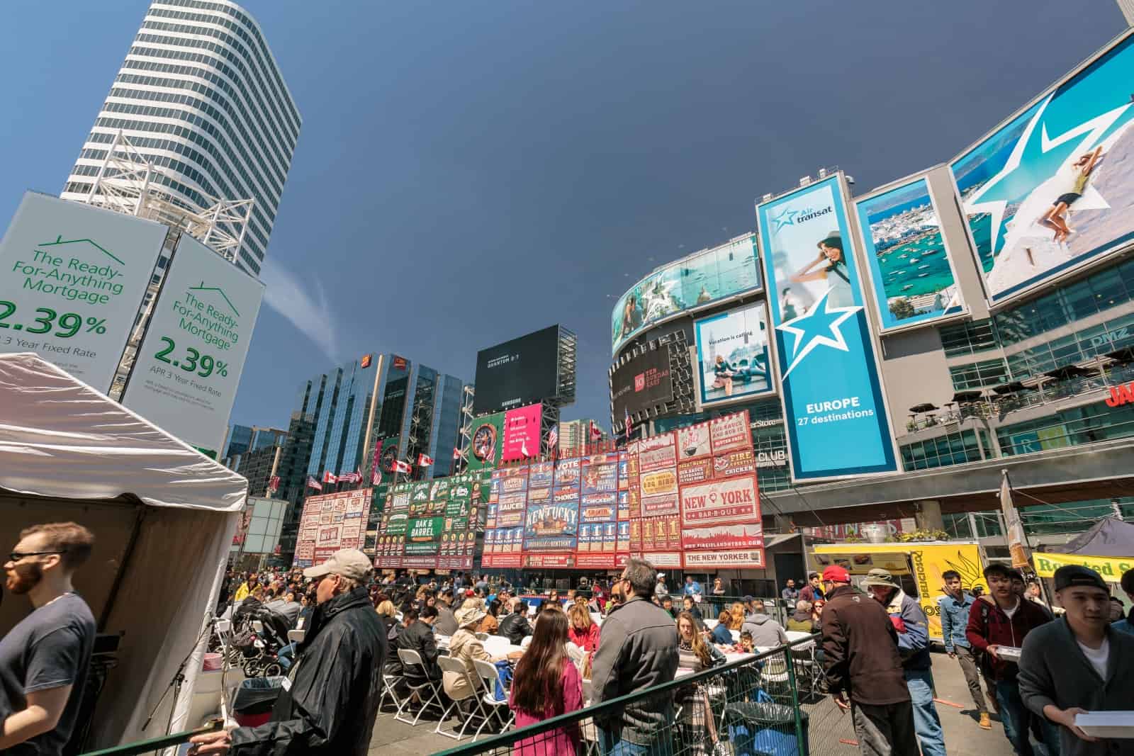 Der Dundas Square in Toronto, mit 56 Millionen Menschen jährlich sicherlich der am meisten frequentierte öffentliche Platz Kanadas. Foto vitalhuman