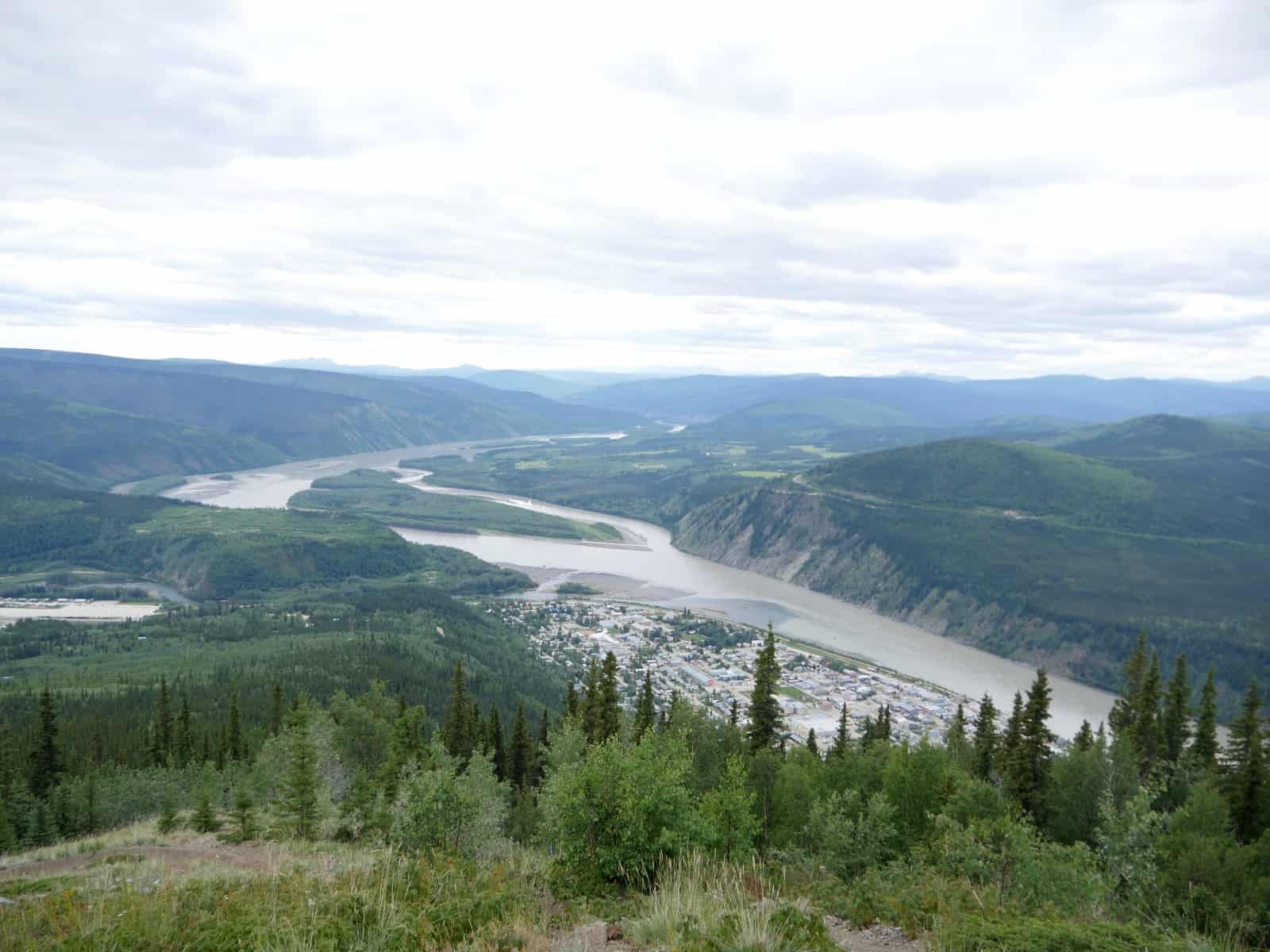 Blick auf die Goldgräberstadt Dawson City mit Mündung des Klondike River in den Yukon River. Foto FasziKa
