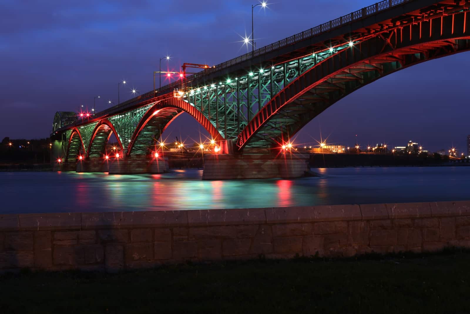 Abendstimmung an der Peace-Bridge zwischen Fort Erie, Ontario und Buffalo, NY am Eriesee. Foto FrenchToast/BigStock