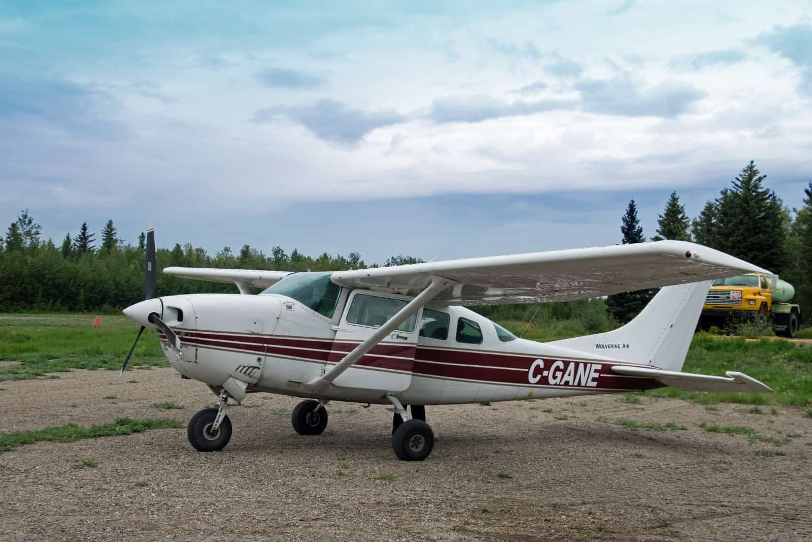 Mit dieser Cessna und Pilot Liam starten wir ins Abenteuer Rundflug über den Nahanni Nationalpark Reserve. Foto Daniela Ganz