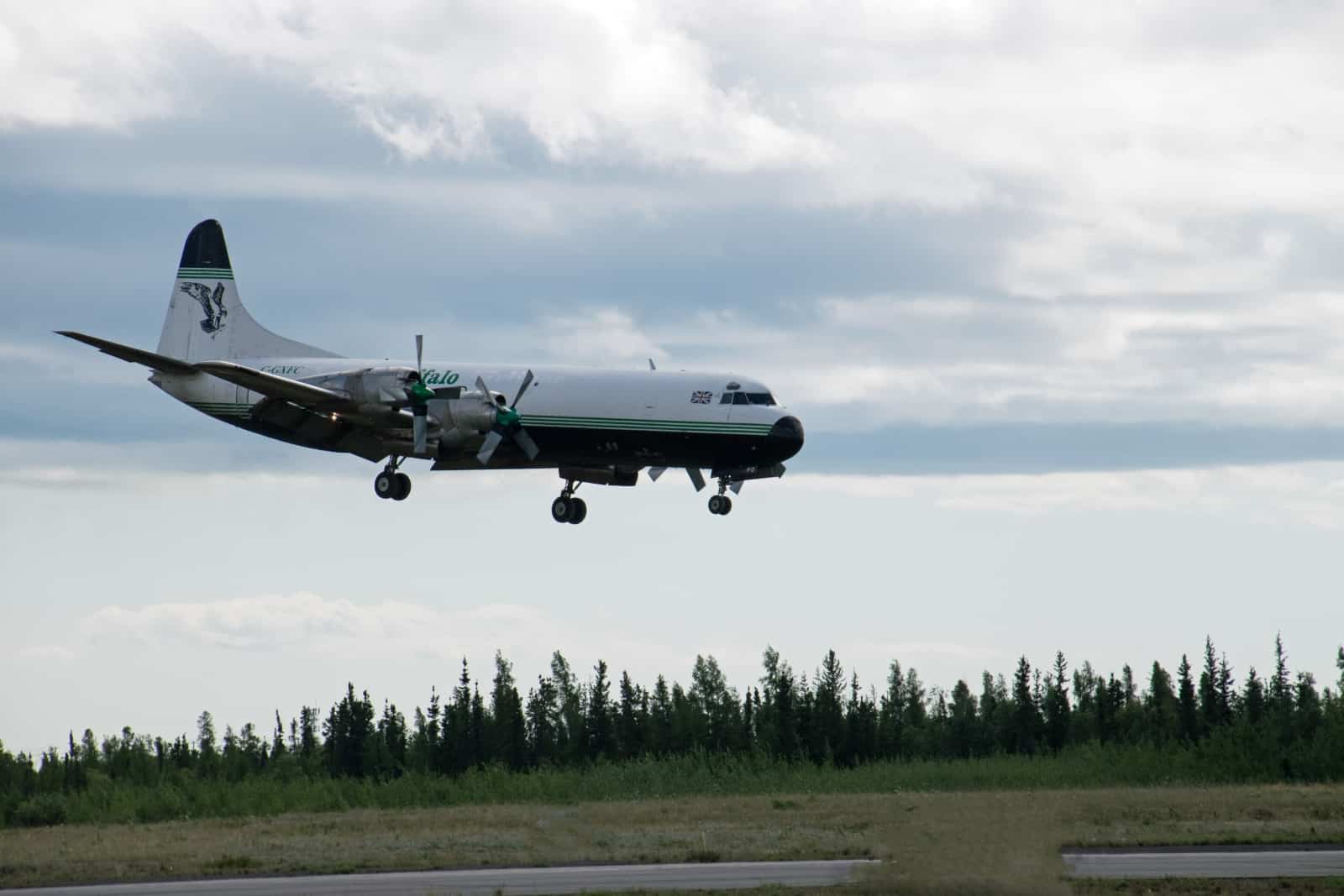 Nach einem Frachtflug kehrt die Lockheed L-188 Electra der Buffalo Airways zu ihrem Heimatflughafen in Yellowknife zurück. Foto Daniela Ganz