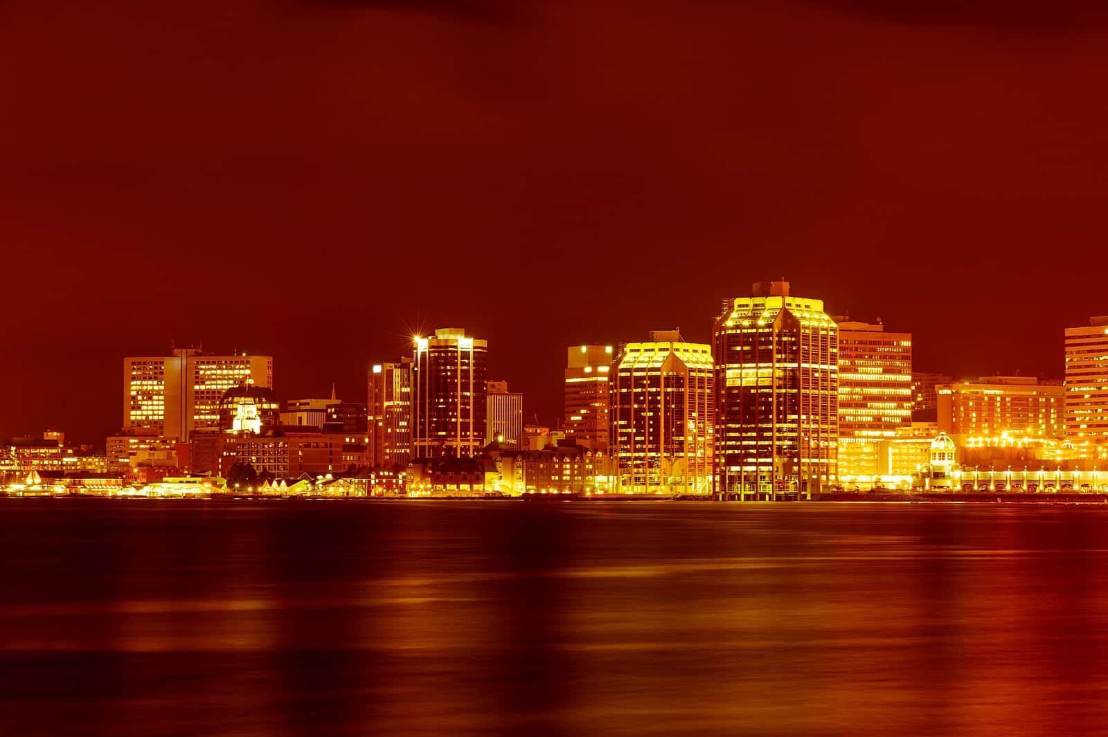 Downtown Halifax bei Nacht. 