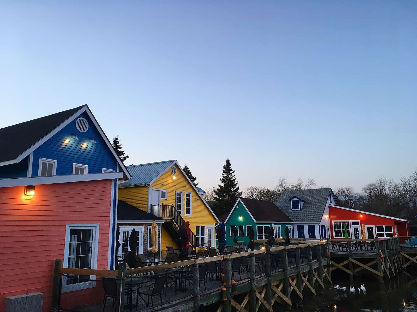 Wharf Village, der originalgetreue Nachbau eines Fischerdorfes, ist eine der Attraktionen des Magnetic Hill Areas. Foto City of Moncton