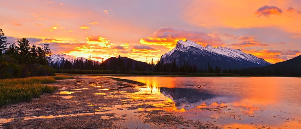 Traumhafter Sonnenuntergang am Vermilion Lake, Banff National Park. Foto a41cats/Stockfoto