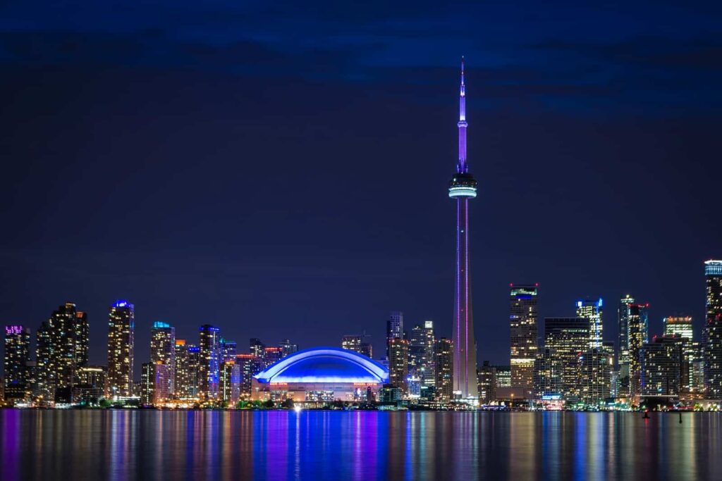 Blick auf die Skyline von Toronto mit dem stadtbildprägenden CN Tower. Foto mike_green/Stockfoto