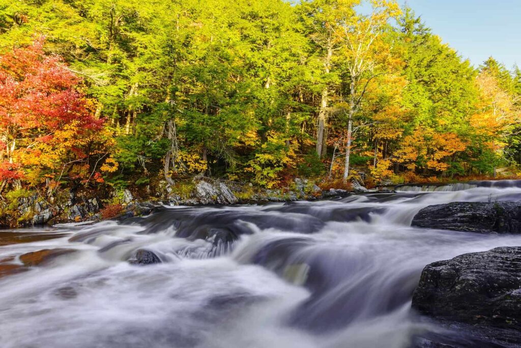 Mill Falls am Mersey River im Herbst, die schönste Zeit, den Kejimkujik National Park zu entdecken. Foto  Stock Image