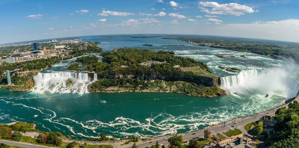 Die Niagarafälle im Panoramablick vom Skylon Tower aus gesehen. Foto igorzynik/Stockfoto