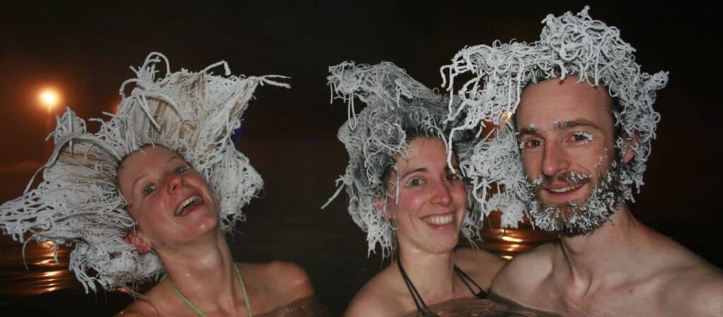 Sehenswürdigkeiten Whitehorse: Eine Riesenspaß ist der jedes Haar stattfindende International Hair Freeze Contest. 
Foto Takhini Hot Pools