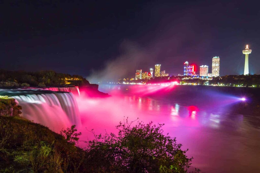 Auch in der Nacht ein wunderschöner Anblick, die Niagara Fälle, farbenfroh beleuchtet. Foto anujakjaimook / Deposit
