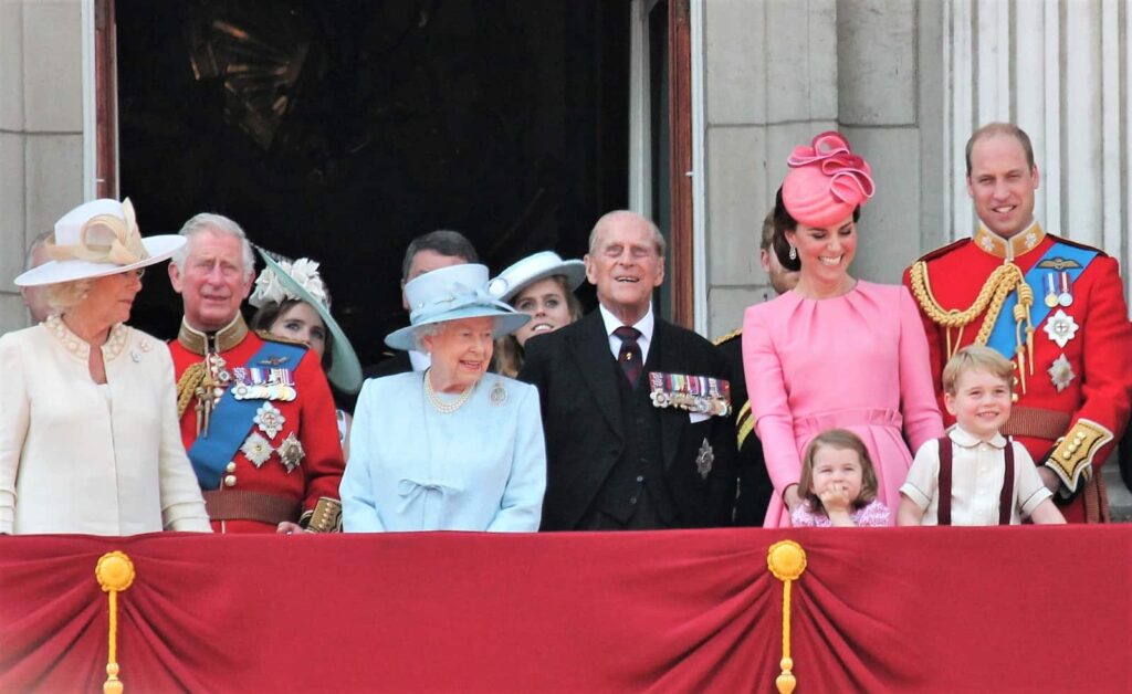 Die königliche Familie mit Queen Elisabeth II., Königin von Kanada und Prinz Philipp (vorne 3. und 4. v.l.). Foto cheekylorns2/Deposit