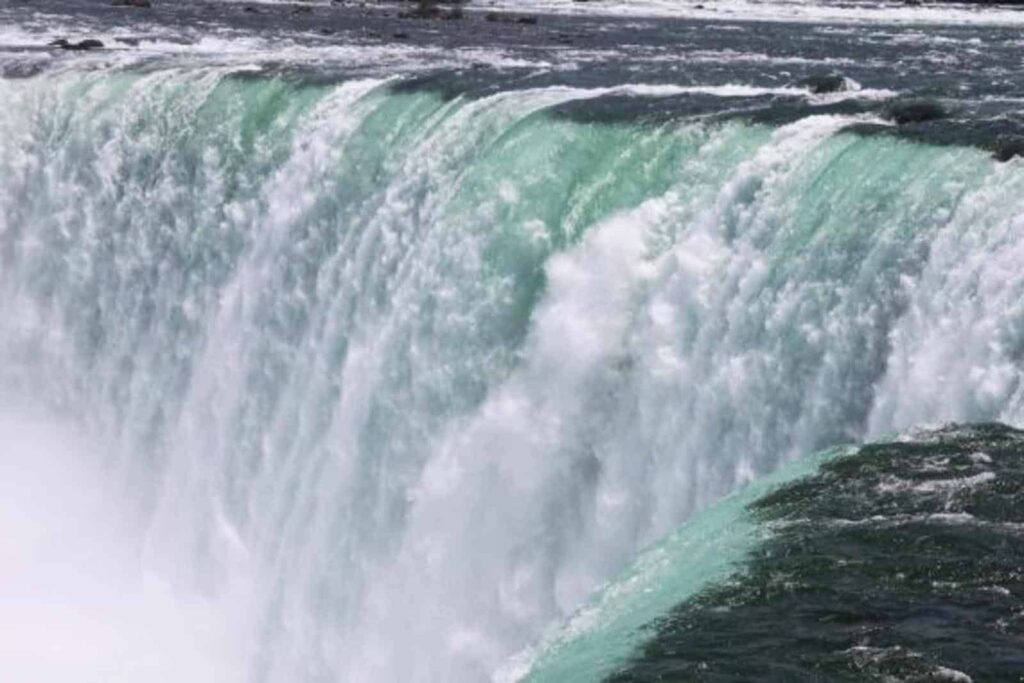 Ein beeindruckender Anblick, auch wenn viel Wasser oberhalb der Fälle für die Stromerzeugung abgezweigt wird. Blick auf die Horseshoe Falls. Foto apr