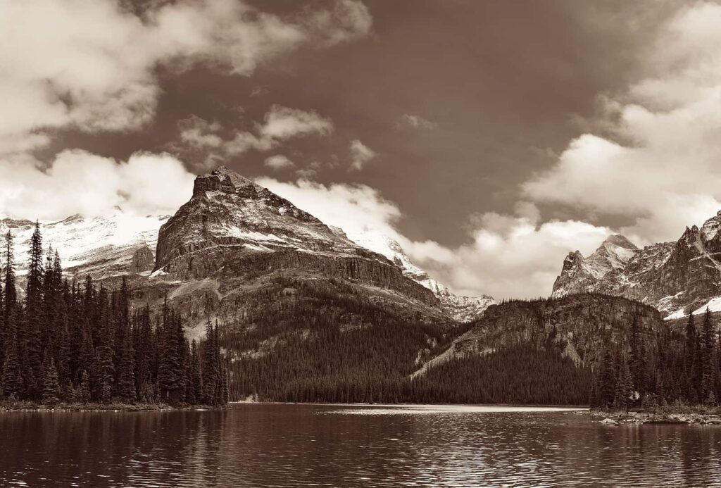 Eine besondere Athosphäre in schwarz/weiß am Lake O'Hara im Yoho Nationalpark, Britisch Columbia. Foto rabbit75/Deposit
