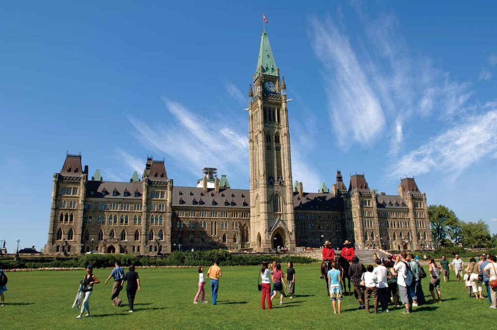 Der Sitz des kanadischen Parlaments und der Bundesregierung am Parliament Hill in Ottawa. Foto Ottawa Tourism