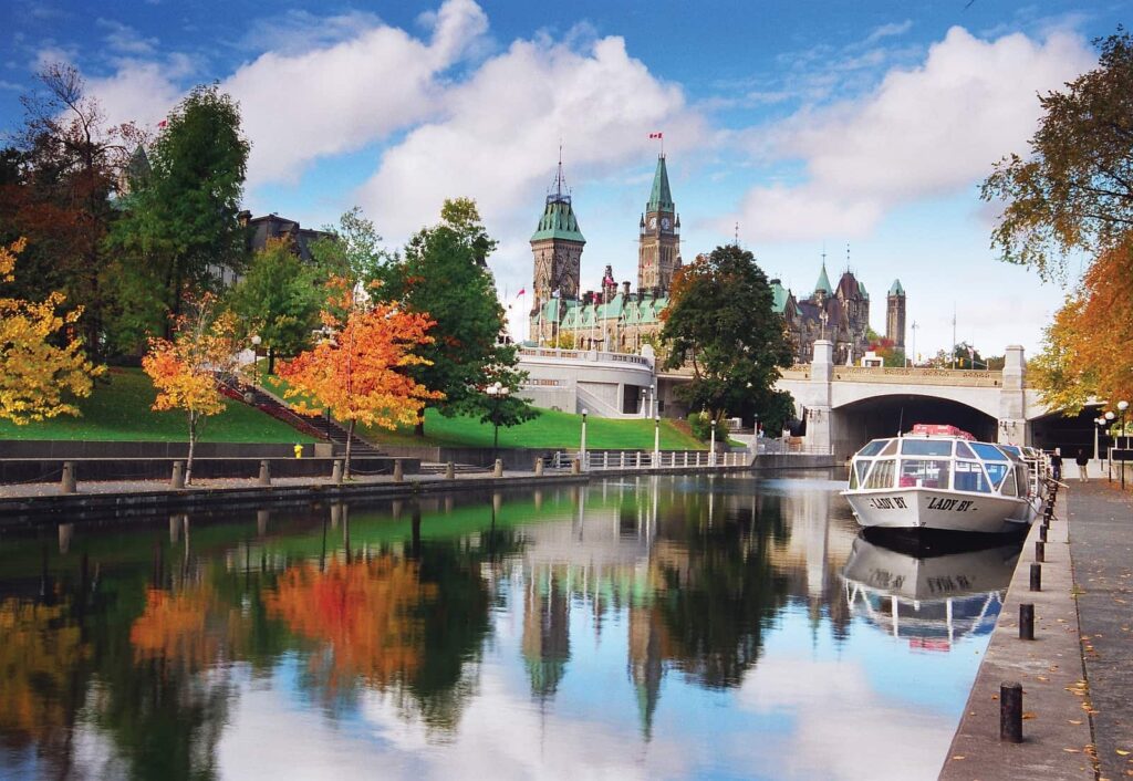 Sehenswürdigkeiten Ottawa: Der Rideau Canal im Herbst, UNESCO Weltkulturerbe, National Historic Site und ganzjährige Attraktion für Einheimische und Besucher aus aller Welt. Foto Ottawa Tourism