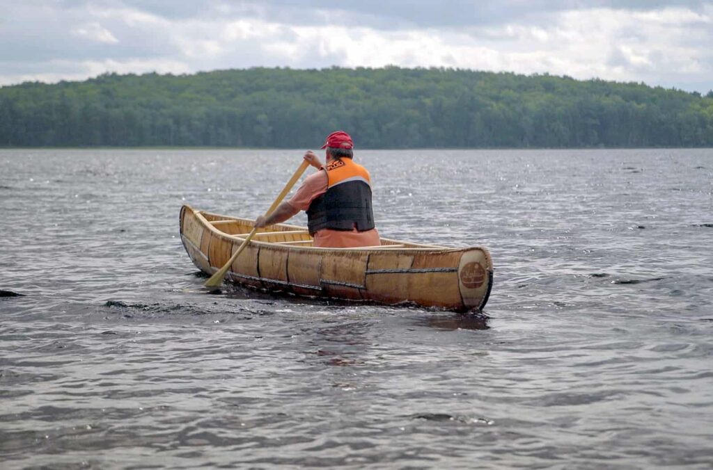 Todd Labrador, gelernter Zimmermann und Mikmaq, hat die Arbeit an einem Kanu beendet, das er in den letzten Wochen gebaut hat. Jetzt fährt er mit ihm eine Proberunde, um es zu testen. Foto Arte / © Florianfilm
