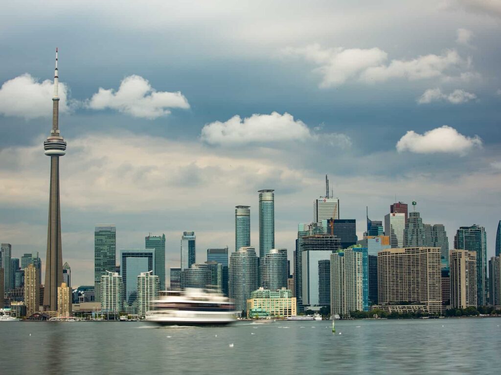 Der CN Tower mit Downtown Toronto vom Ontariosee aus gesehen. Foto Piotr Wancerz