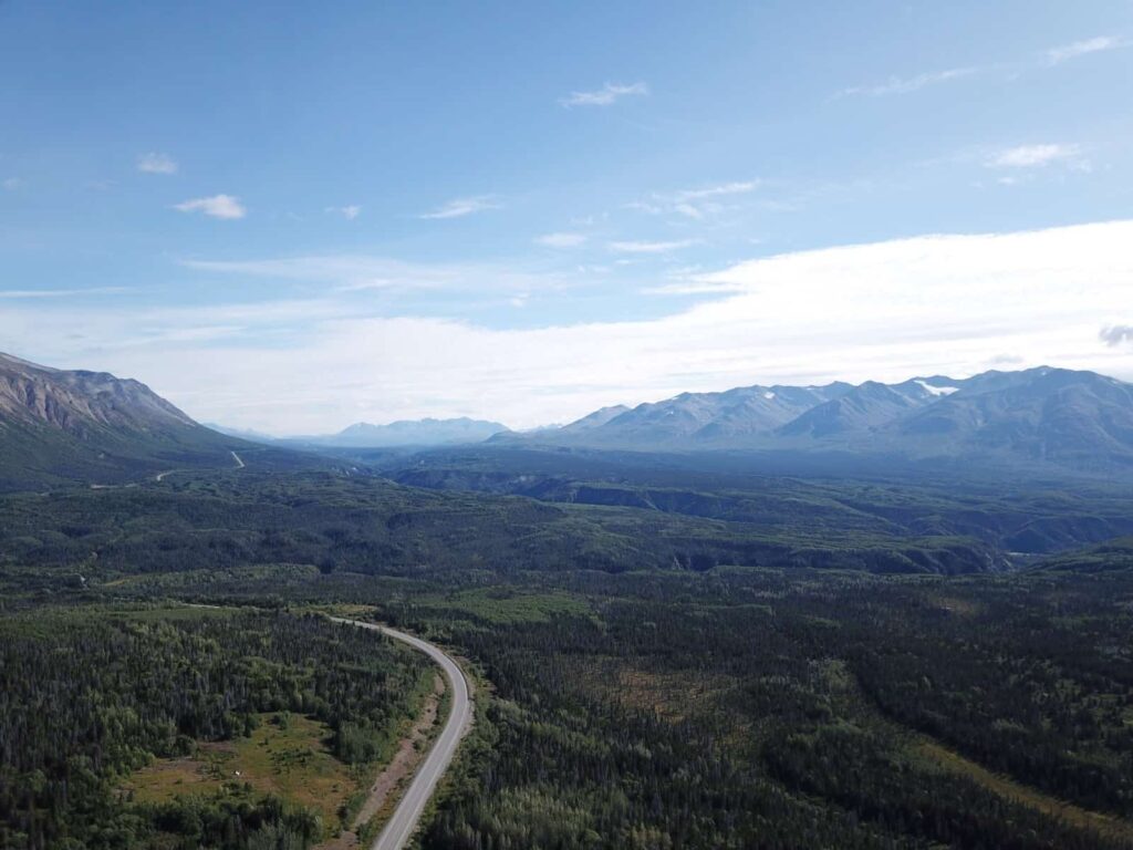 Vom uralten Saumweg der Tlingit zur Militärstraße des 2. Weltkriegs, heute eine wunderschöne Panoramastraße von Haines Junction / Kanada nach Haines / USA. Foto TobiasBarth