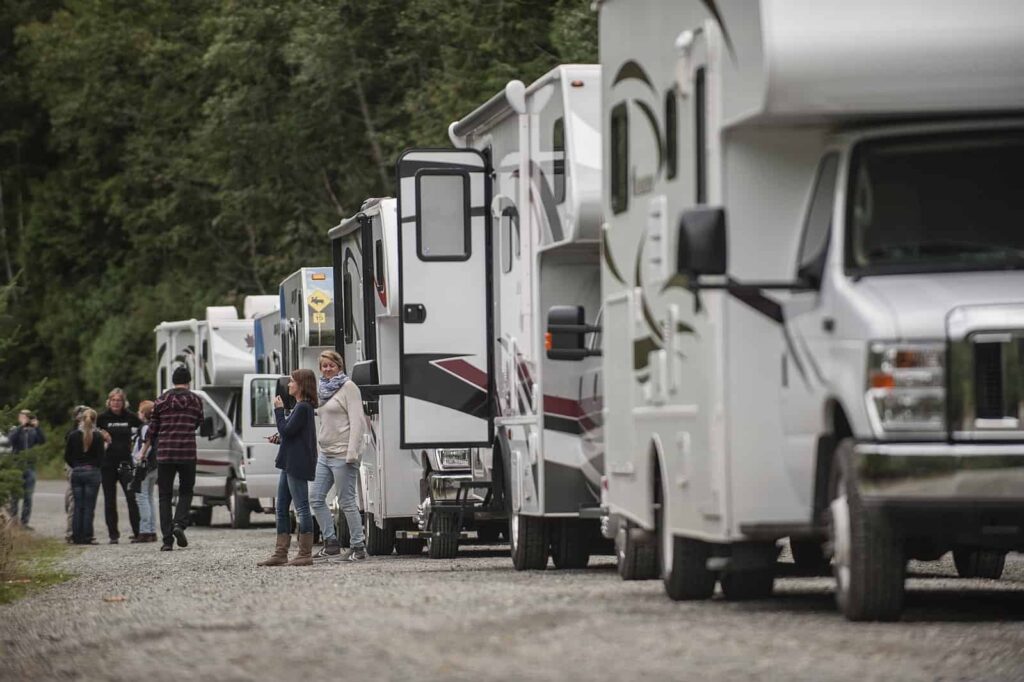 Ob mit Zelt oder mit dem Wohnmobil. Camping Urlaub in Kanada ist sehr beliebt. Deshalb kann es in der Haupturlaubssaison sehr eng auf den Campgrounds, wie hier am Cameron Lake in BC, werden. Es empfiehlt sich, vorher zu reservieren. Foto Brian Caissie