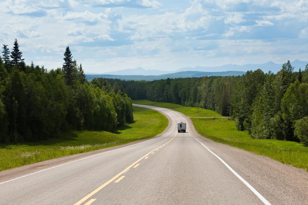 2288 Kilometer durch die Landschaften von Kanadas Norden und von Alaska. Der Alaska Highway als besonderer Roadtrip. Foto PiLens / Deposit