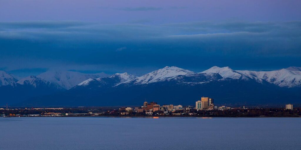 Blick auf Anchorage, die größte Stadt des US-Bundesstaates Alaska in der Abenddämmerung. Foto peamoony / Deposit