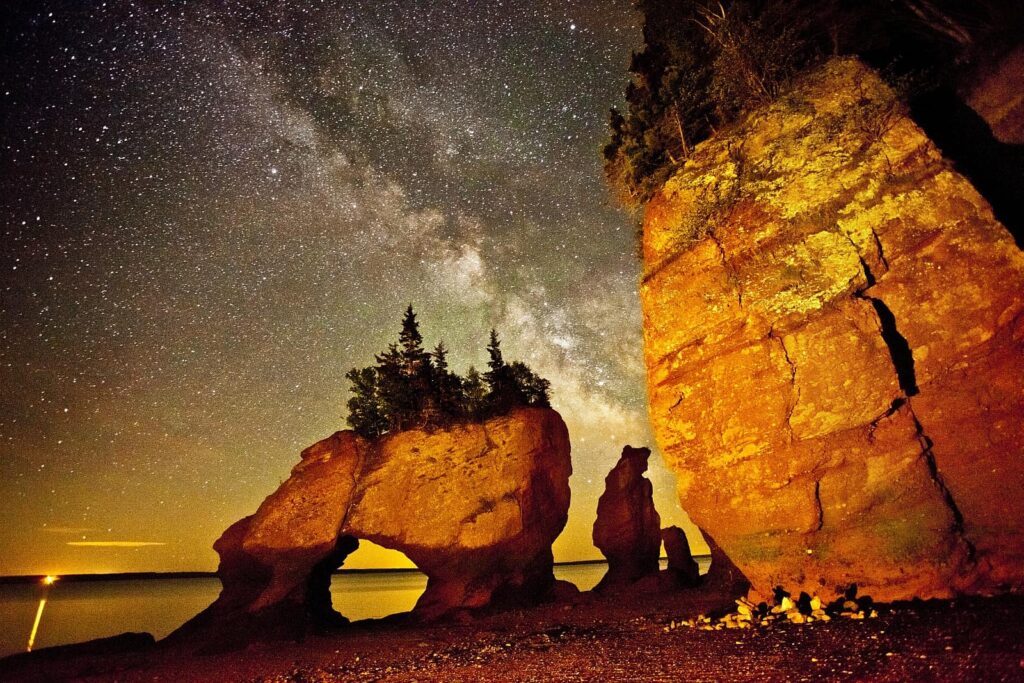 Dem Himmel so nah. Die Hopewell Rocks in der Bay of Fundy in New Brunswick. Bei Ebbe die Felsformation vom Meeresboden aus erkunden, ist schon ein Abenteuer. In sternenklarer Nacht ein Traum. Foto Tourism New Brunswick