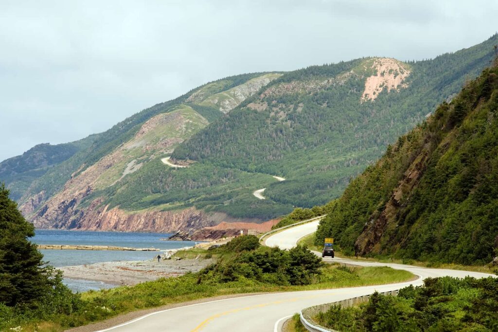 Eine der schönsten Panoramastraßen Nordamerikas, der Cabot Trail auf Cape Breton Island in der Atlantikprovinz Nova Scotia. Foto Mliss / Deposit