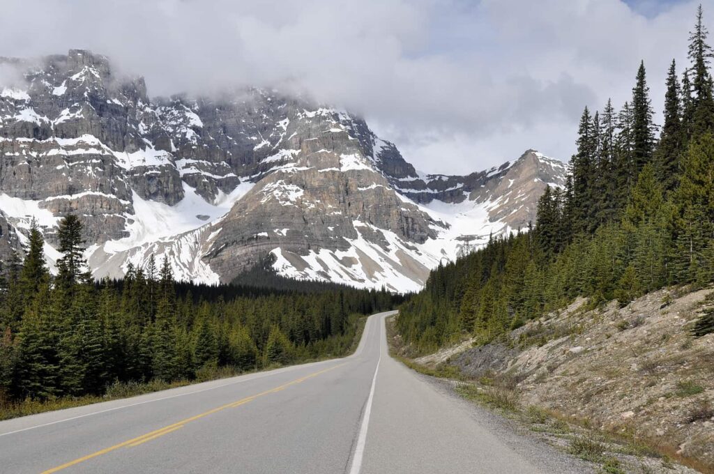 Eine Traumstraße der Welt, der Icefields Parkway, Teilstück des Highway 93 in Alberta. Foto naticastillog / Deposit