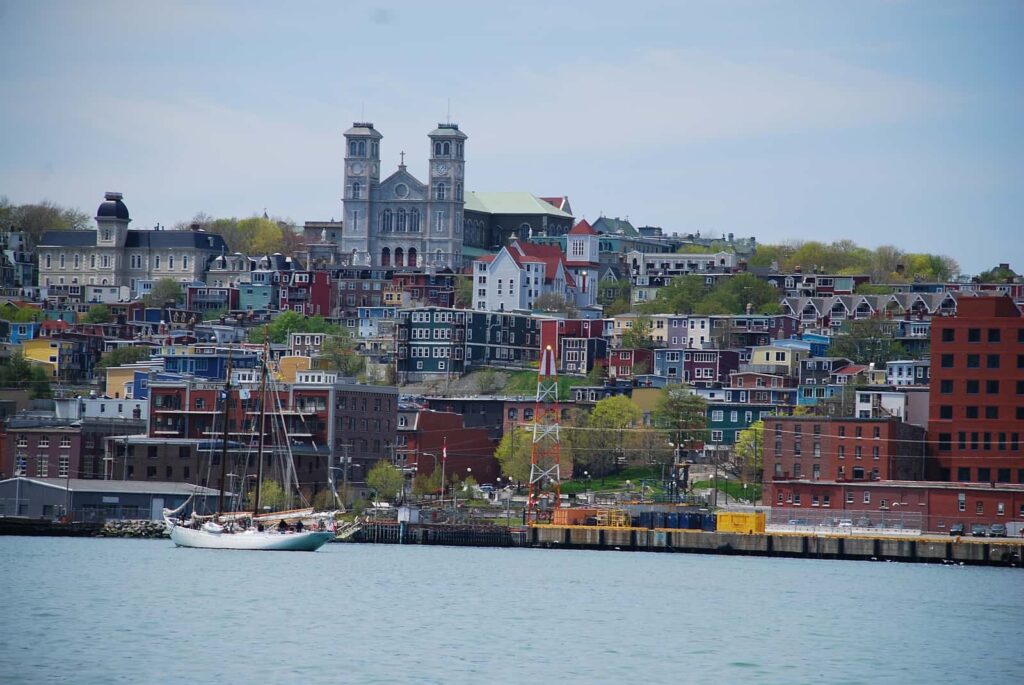 Blick auf die prächtige und farbenfrohe Kulisse von St. John's, Neufundland und Labrador. Foto Newfoundland and Labrador Tourism