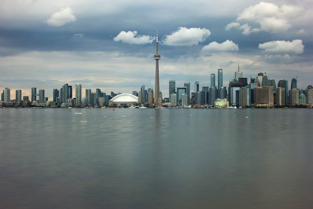 Vom Ontariosee aus zeigt sich Toronto, die größte Stadt Kanadas mit ihrer markanten und unverwechselbaren Skyline. Foto Piotr Wancerz