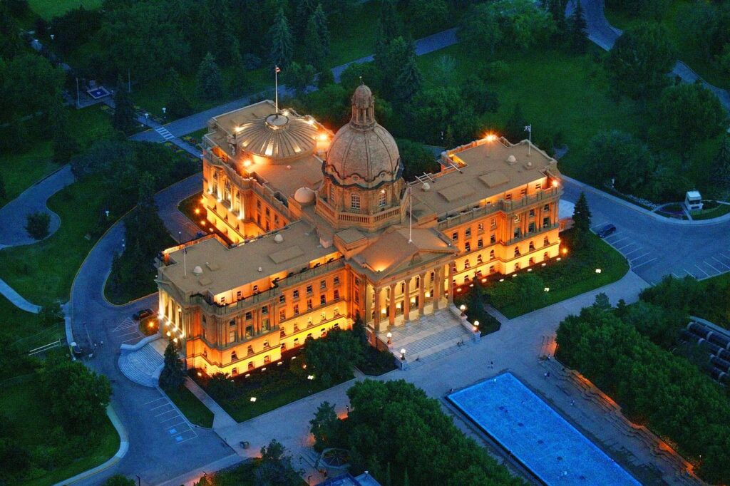 Ein Blick aus der Luft auf das beeindruckende Alberta Legislature Building, das von 1907 bis 1913 erbaut wurde. Foto DesignPicsInc / Deposit
