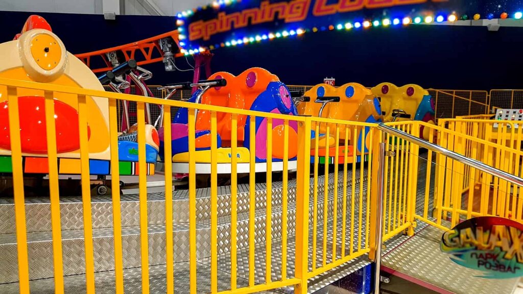 Auch die kleinsten Gäste sind im Galaxyland Amusement Park herzlich willkommen, wie man an dieser kunterbunten Bahn sieht. Foto Kryzhov / Deposit