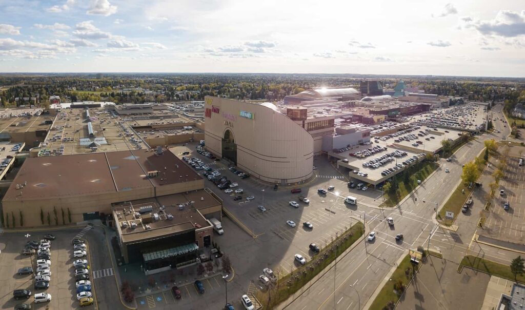 Ein Panoramablick zeigt die riesigen Ausmaße der West Edmonton Mall, einer der Top Sehenswürdigkeiten der Stadt. Foto edb3_16 / Deposit