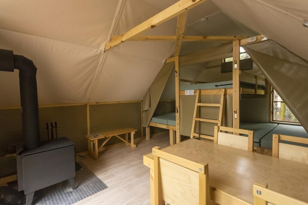 Die Kombination von Zelt und Hütte ermöglicht ein Outdoor-Abenteuer mit einem gewissen Komfort. Foto Parks Canada
