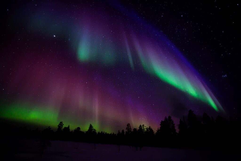 Was für ein begeisterndes Farbenspiel am Himmel. Nordlichter fotografieren, das mystische Himmelsereignis. Foto molka / Deposit