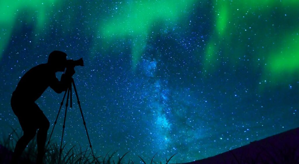 Was für ein schönes Erlebnis, Nordlichter fotografieren in traumhafter Natur, weit weg von Lichtverschmutzungen und Zivilisationslärm. Foto surangastock / Deposit
