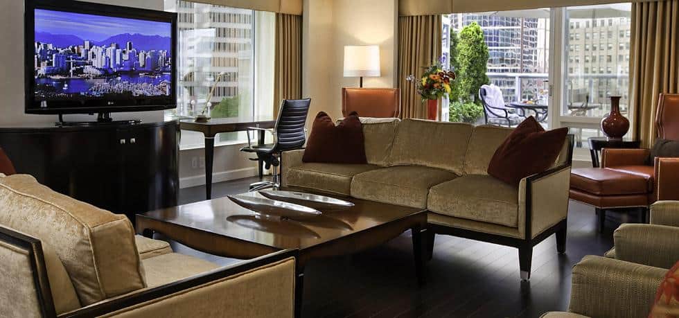 Der Wohnraum der Royal Suite lädt zum Ausruhen und Entspannen ein. Foto © Fairmont Waterfront / AccorHotels