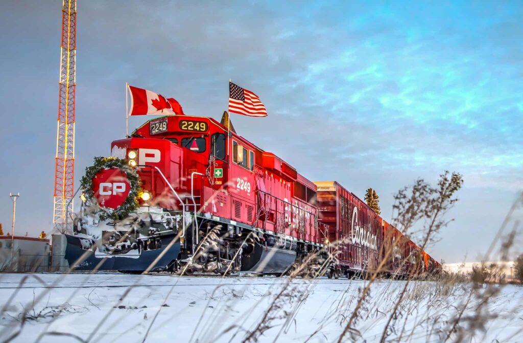 Ein Zug auf der Fahrt durch Canada und die USA, ein sozialer Botschafter mit Country-Musik an Bord, der Canadian Pacific Holiday. Foto CPR