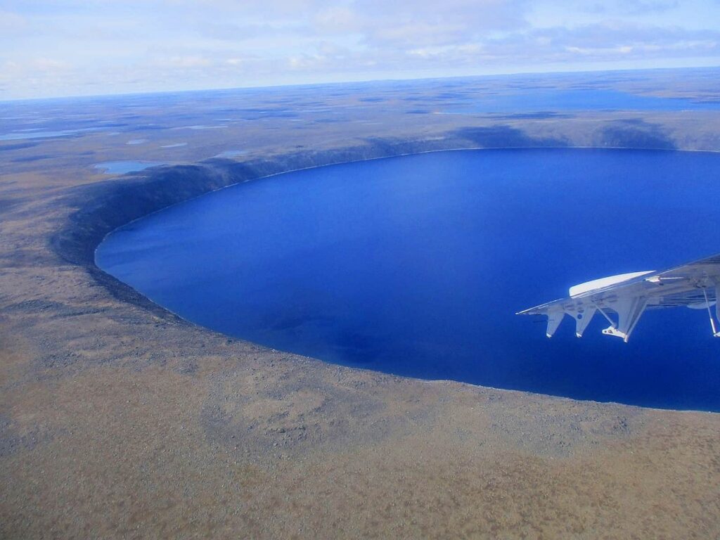 Der Kratersee im Pingualuit-Nationalpark vom Flugzeug aus gesehen. Foto ©Bernadette Calonego